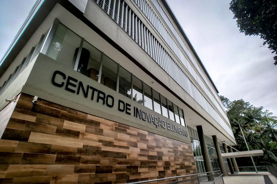 Evento de tecnologia mobiliza estudantes para criar soluções inovadoras para o setor têxtil