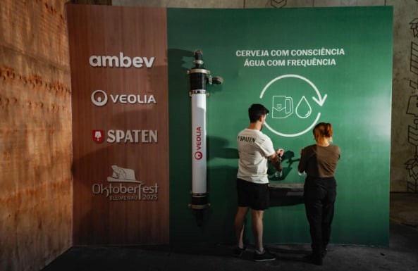 Um brinde à moderação! Ambev oferece água grátis na Oktoberfest de Blumenau