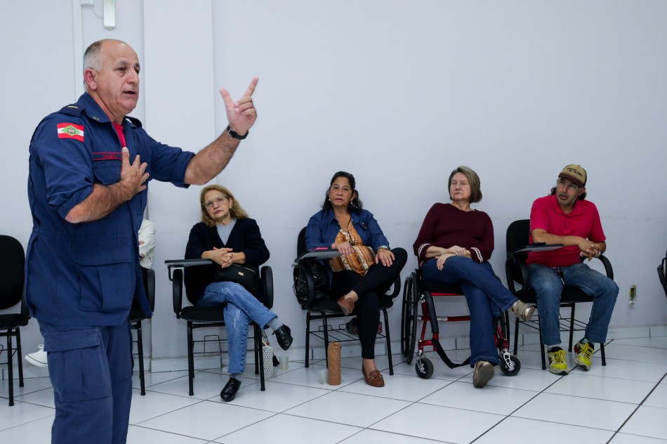 Pessoas com deficiência participam de curso de primeiros socorros com o Núcleo de Proteção e Defesa Civil