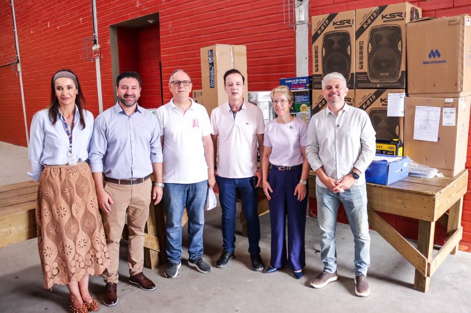Prefeitura entrega equipamentos para a associação que atende crianças e adolescentes