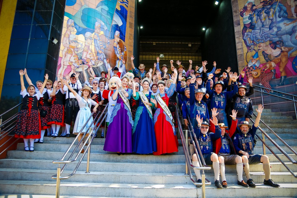 Oktoberfest Blumenau reforça tradição germânica em evento do Festival de Dança de Joinville