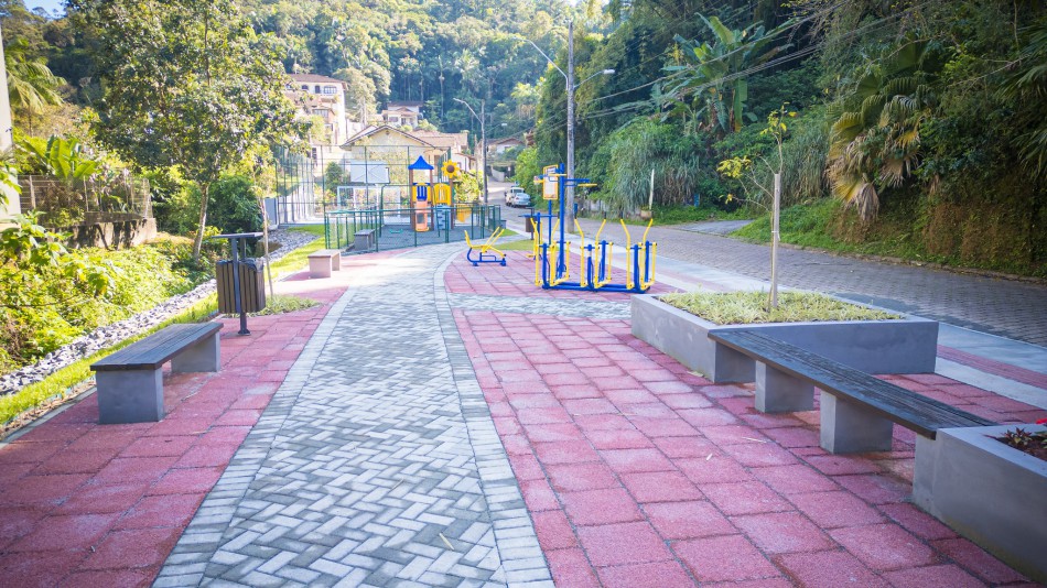 Comunidade do Bom Retiro é contemplada com nova praça