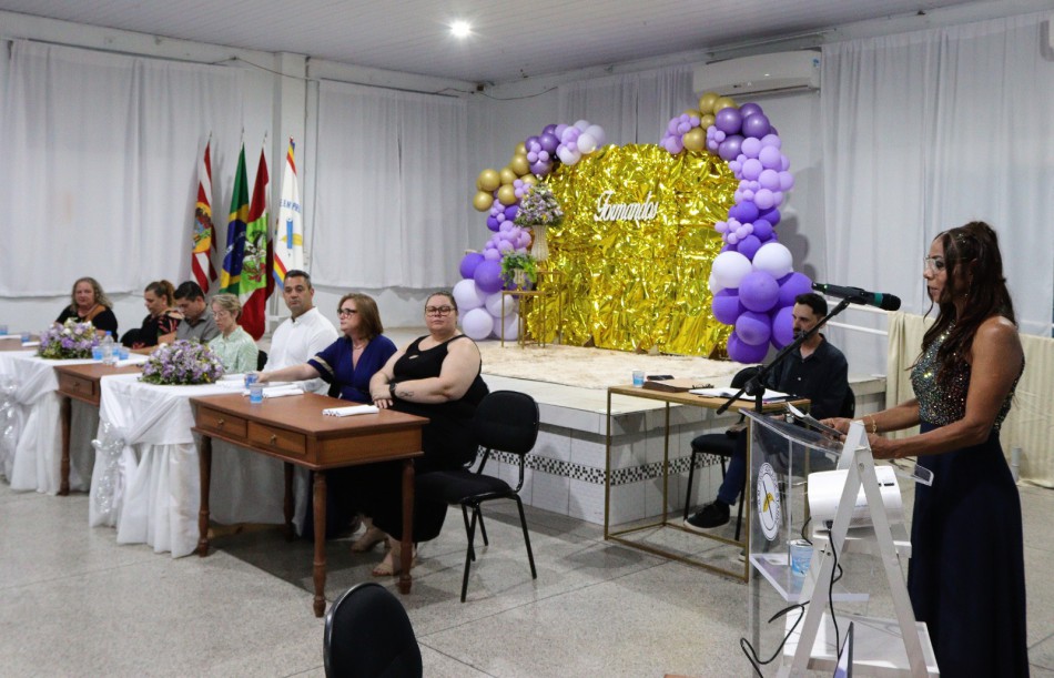 Prefeitura de Blumenau celebra a formatura de 24 estudantes da Educação de Jovens e Adultos