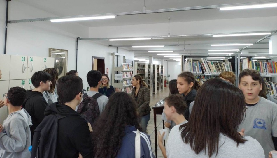 Biblioteca Fritz Müller recebe alunos da Escola Fernando Ostermann