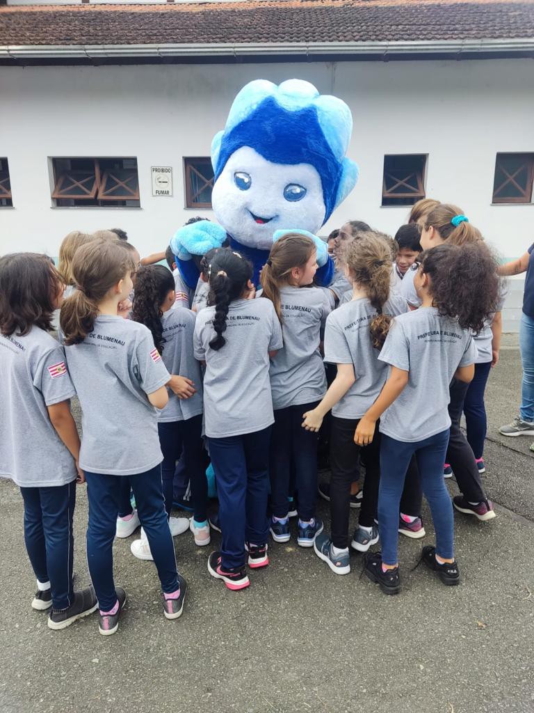 Mascote Kristallin interage com as crianças que participam do PES 2024 em visita à ETA 3