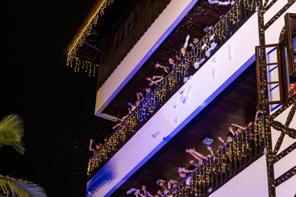 Cantata de Natal reúne mais de 1 mil crianças em frente à Prefeitura de Blumenau