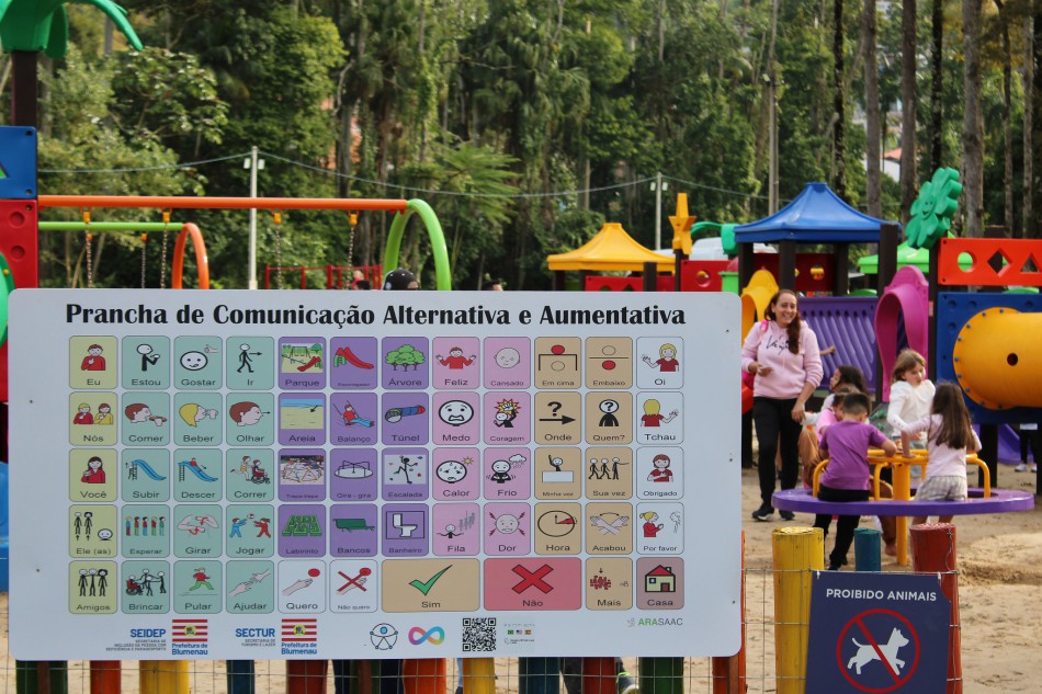 Blumenau é a terceira cidade do país a contar com equipamento que facilita comunicação de pessoas com dificuldade na fala