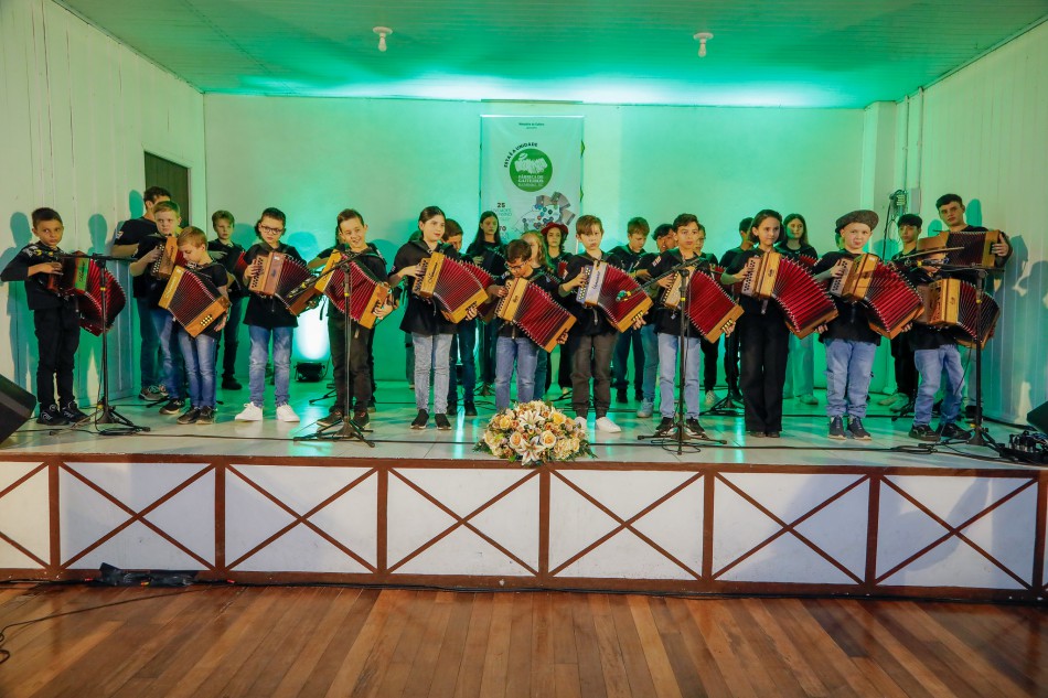 Prefeitura de Blumenau entrega certificados para a sexta turma da Fábrica de Gaiteiros, na Vila Itoupava