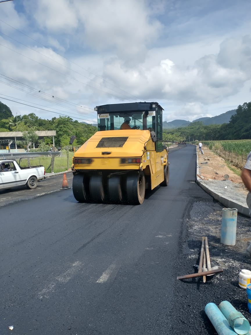 Município pavimenta primeiro trecho da Rua Paulo Zingel 