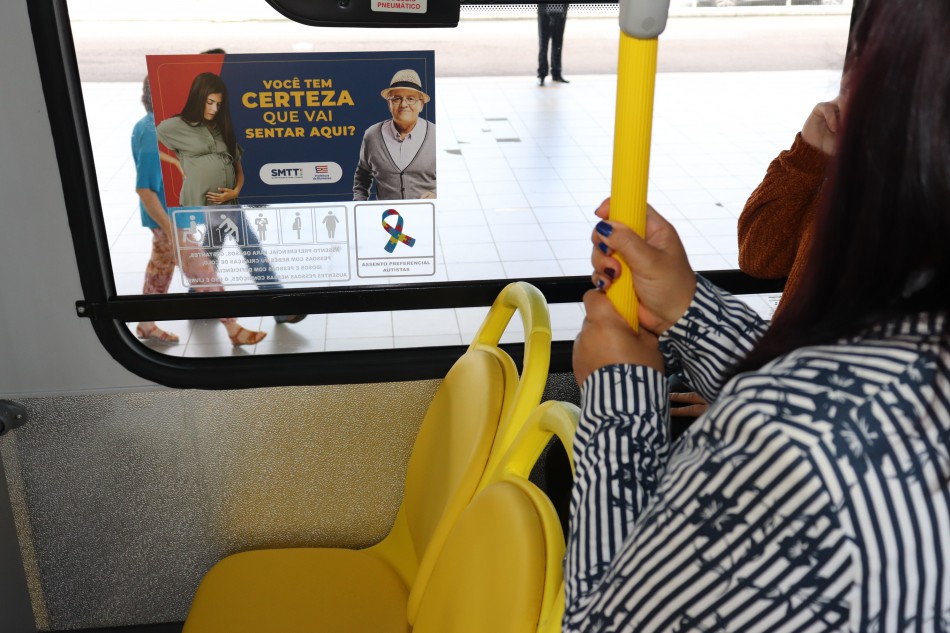 Campanha incentiva respeito ao uso dos bancos preferenciais no transporte coletivo de Blumenau