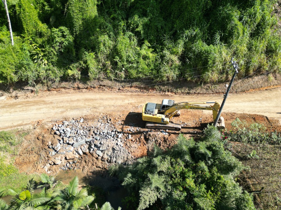Intendência da Vila Itoupava realiza obra de enrocamento na Rua Alwin Müller