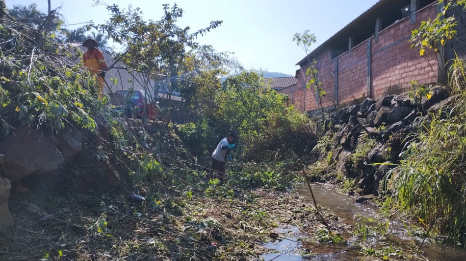 Seurb realiza trabalho de roçada de ribeirões na Região Sul