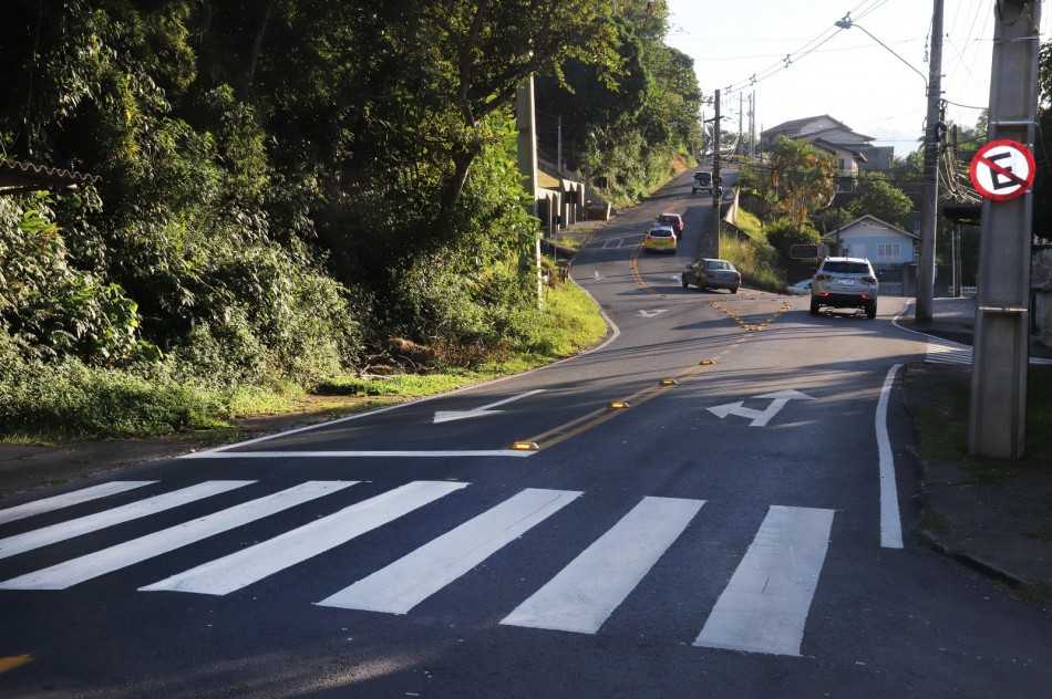 Blumenau inicia a implantação de faixas elevadas na Rua Emílio Tallmann