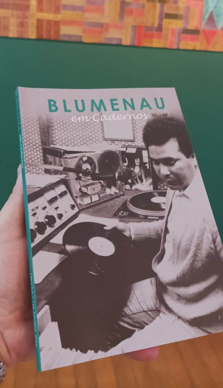 Revista Blumenau em Cadernos destaca o rádio blumenauense