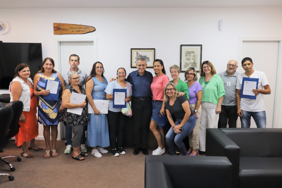 Prefeitura entrega termos de quitação para moradores do Horto Florestal, Vila Jensen e Loteamento Itoupavazinha
