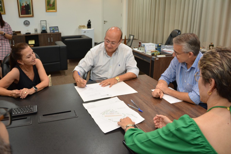 Praça anexa ao Terminal Oeste é denominada Comendador George Buatim 