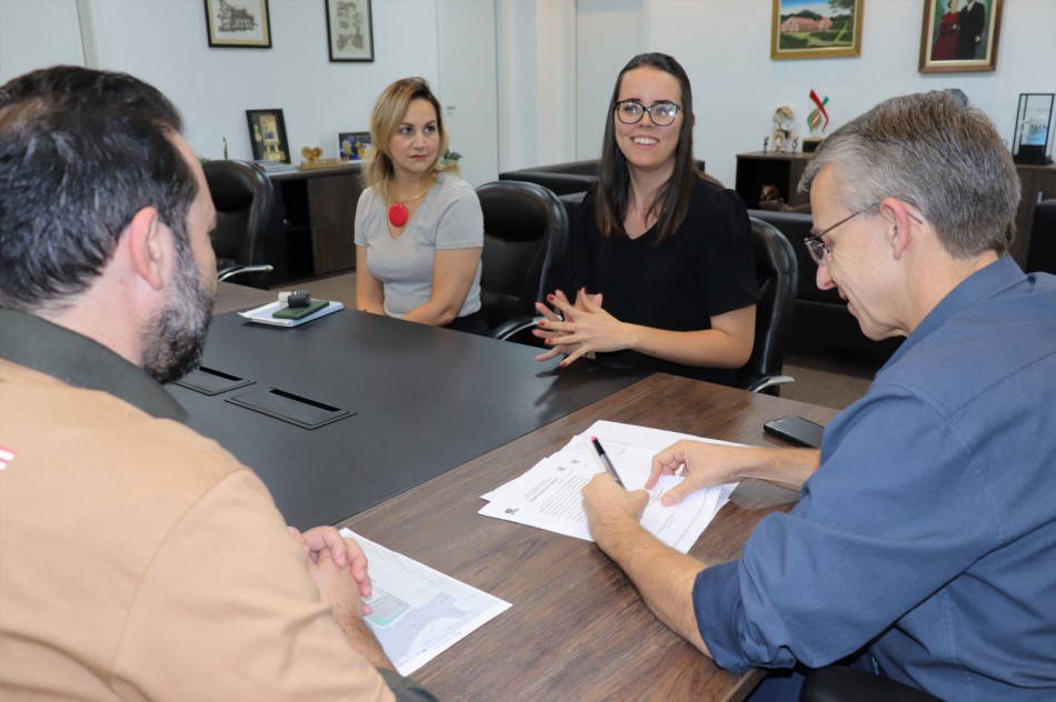 Prefeito assina ordem de serviço para revitalização de praça no Vorstadt 