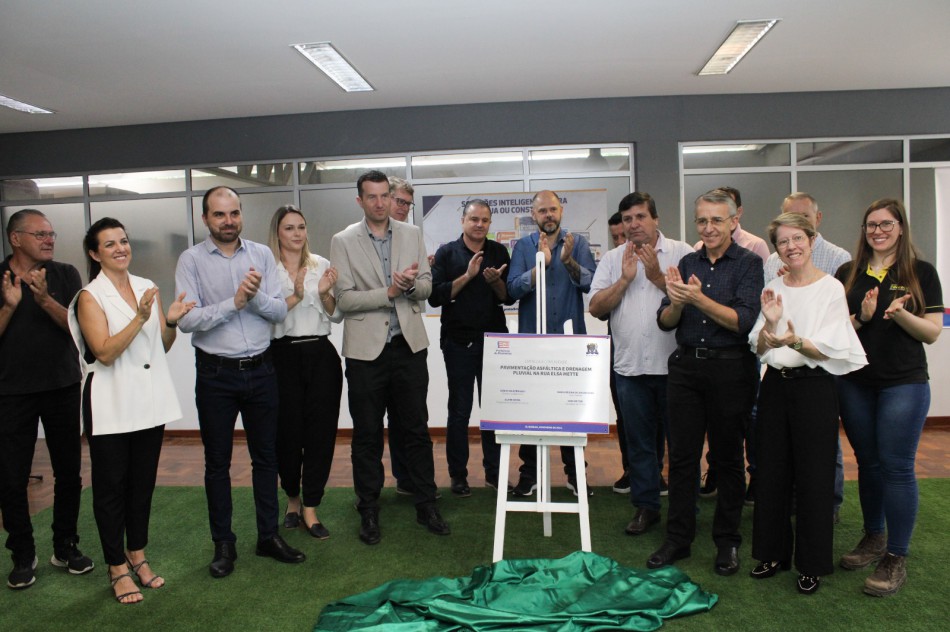 Prefeitura entrega pavimentação da Rua Elsa Mette