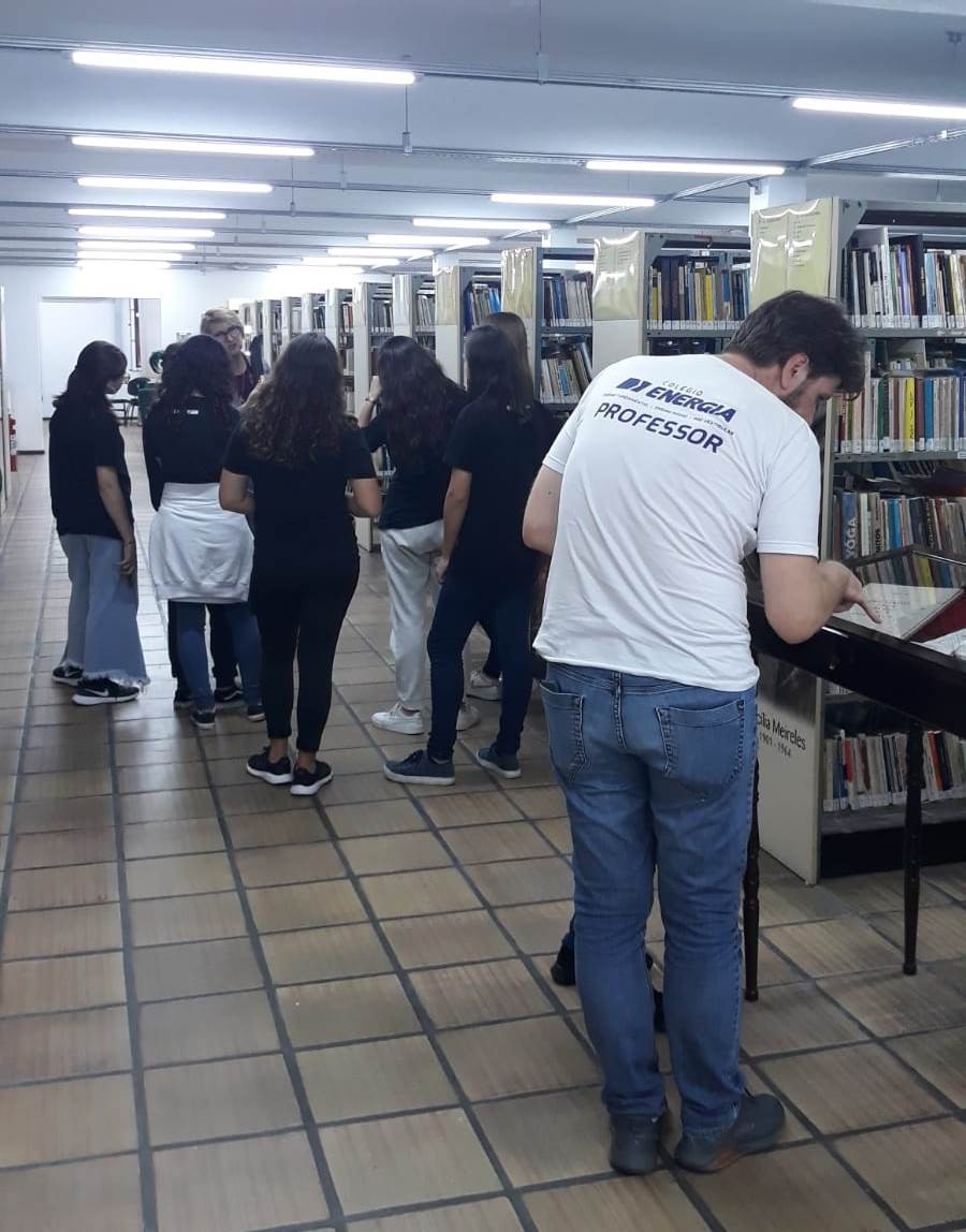 Biblioteca Municipal Fritz Müller recebe alunos do Colégio Energia