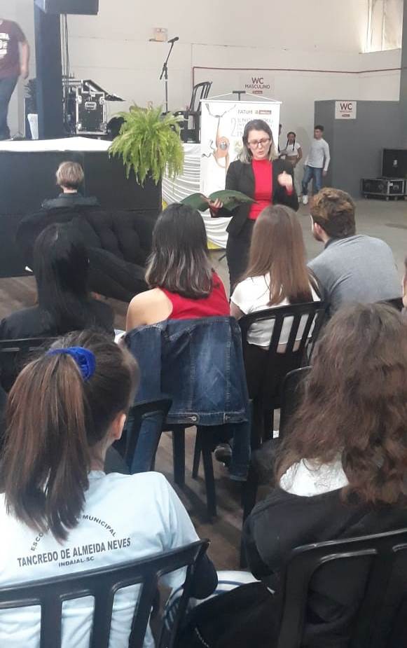Biblioteca Dr. Fritz Müller prestigia evento cultural em Indaial