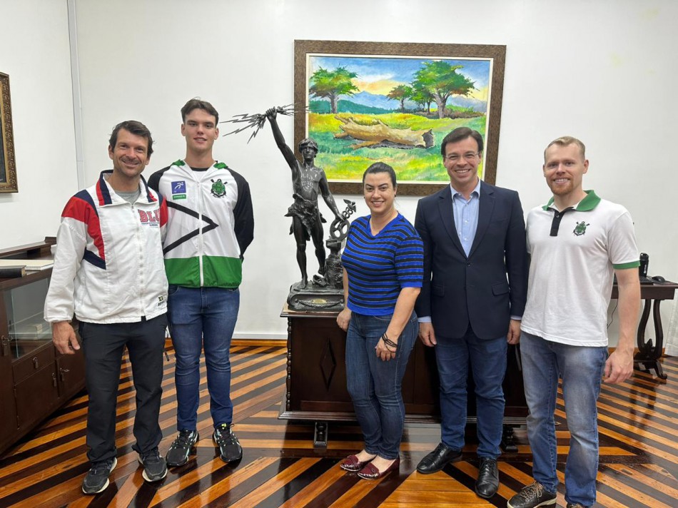 Troféu centenário de bronze está em exposição na Secretaria Municipal de Cultura