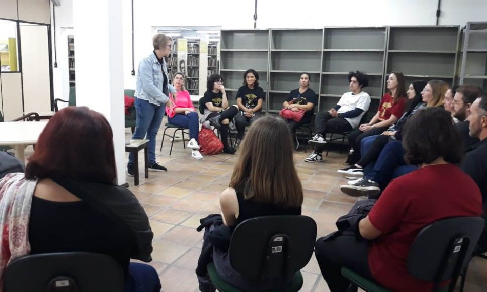 Área da pedagogia do Instituto Federal visita biblioteca pública