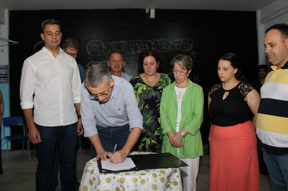 Escola do bairro Fortaleza é contemplada com ordem de serviço para construção de nova quadra