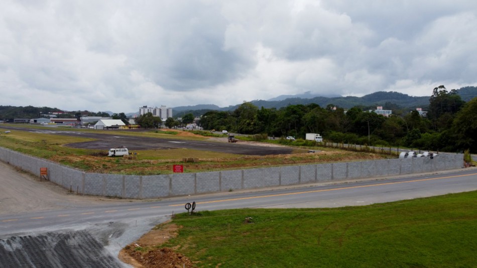 Aeroporto recebe de forma simultânea obra do balizamento noturno e do cercamento