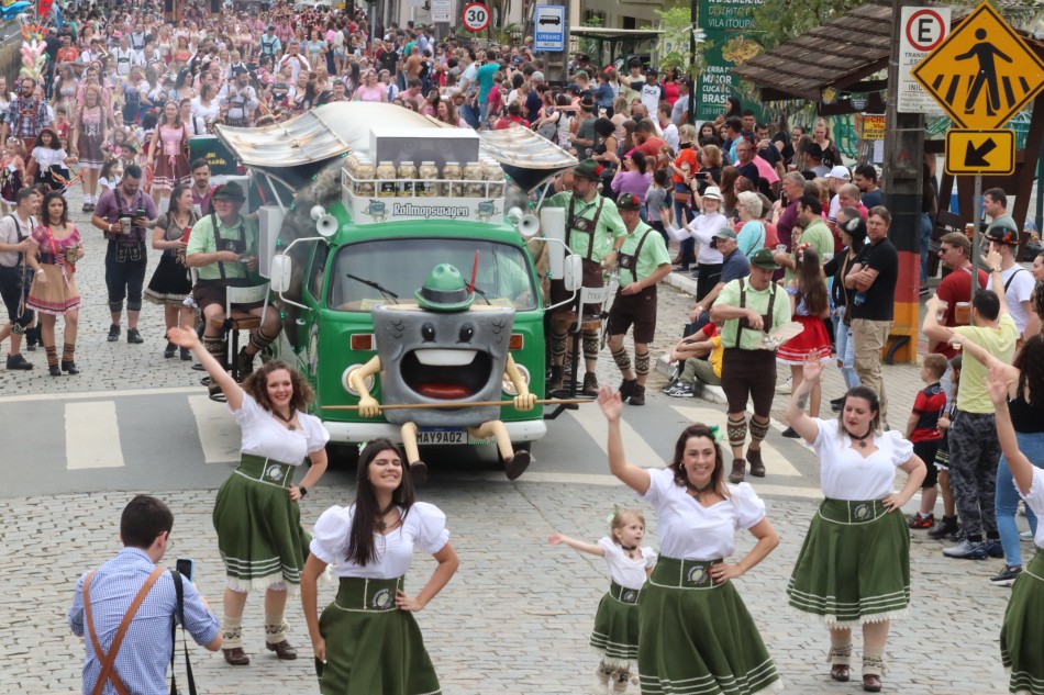 Desfile de Oktoberfest contagia público na Vila Itoupava