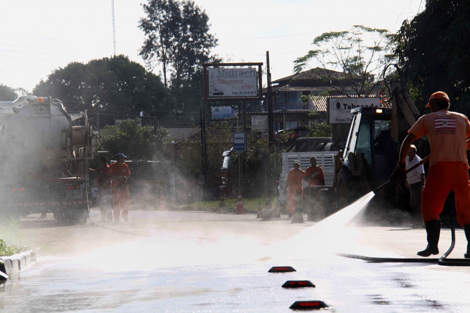 Prefeitura promove ação de limpeza em comunidade do bairro Itoupava Central