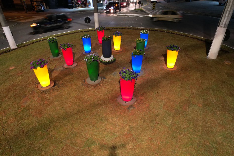 Rotatória da Rua General Osório ganha iluminação especial