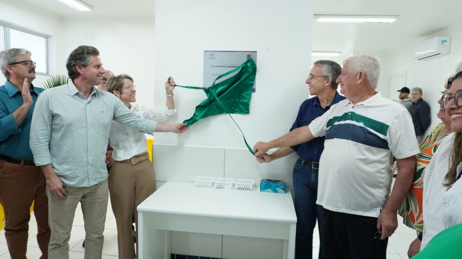 Saúde entrega reforma da ESF Armando Odebrecht à comunidade