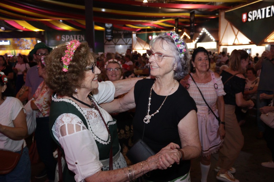 Oktoberfest da Terceira Idade recebe público de várias cidades brasileiras 