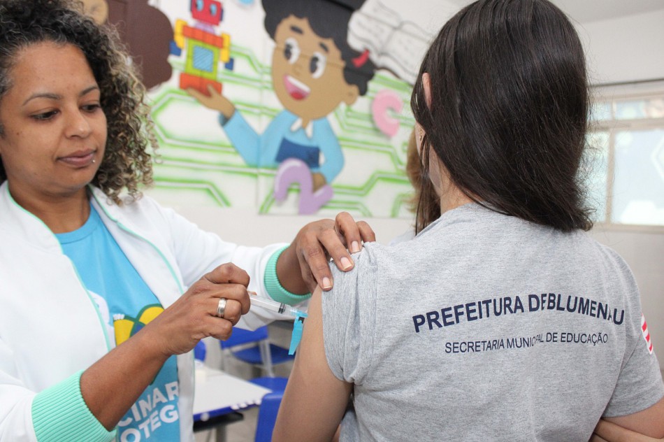 Prefeitura de Blumenau vacina crianças contra gripe em escolas e CEIs