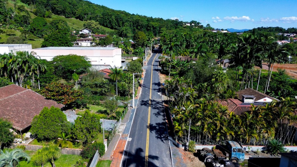 Prefeitura de Blumenau conclui pavimentação em último trecho da Rua Arnoldo Beck