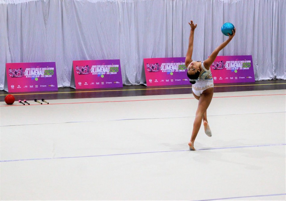 Disputa da ginástica rítmica marca retomada do Jesc em Blumenau