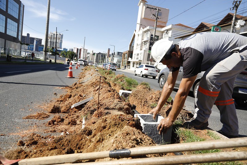 Rua Humberto de Campos recebe melhorias na iluminação pública