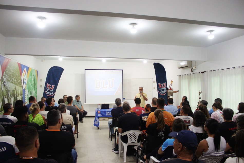 Programa de Iniciação Esportiva capacita técnicos que atuam com crianças e adolescentes em Blumenau