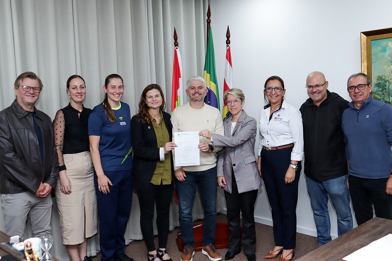 Educação de Blumenau reforça parceria para prática de hóquei na grama entre os estudantes