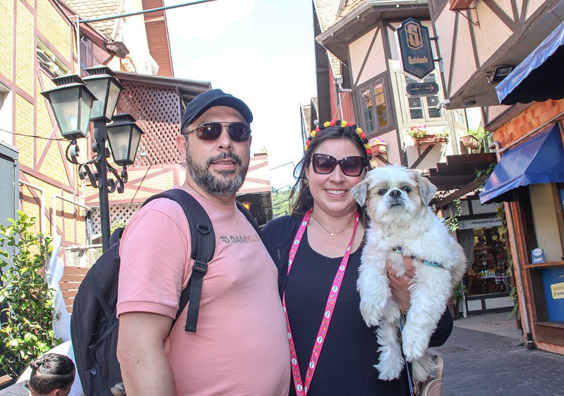 Oktoberpet: tutores aproveitam o dia para passear com cães na Vila Germânica