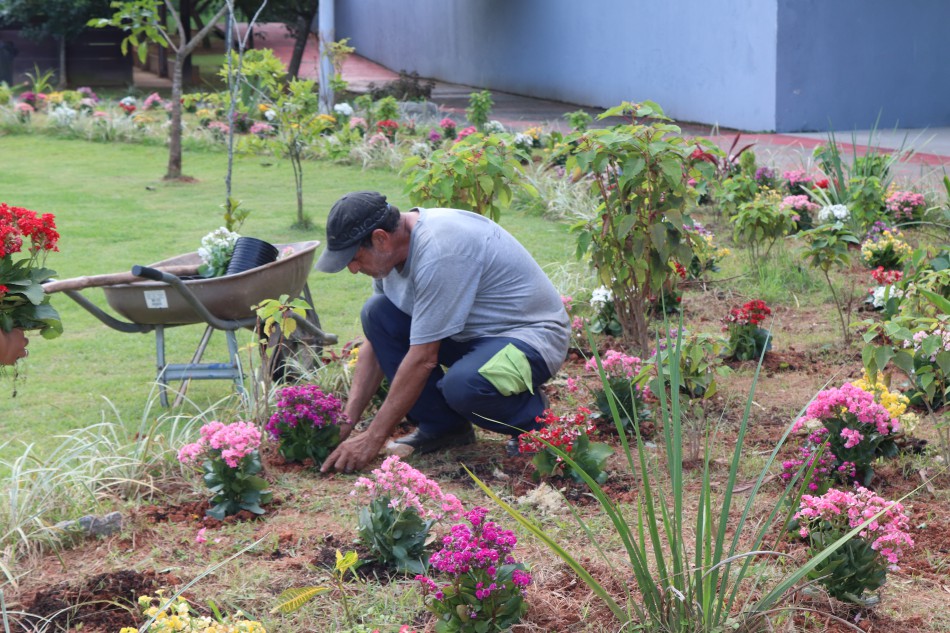 Flores da decoração de Páscoa ganham novo destino nos parques da cidade