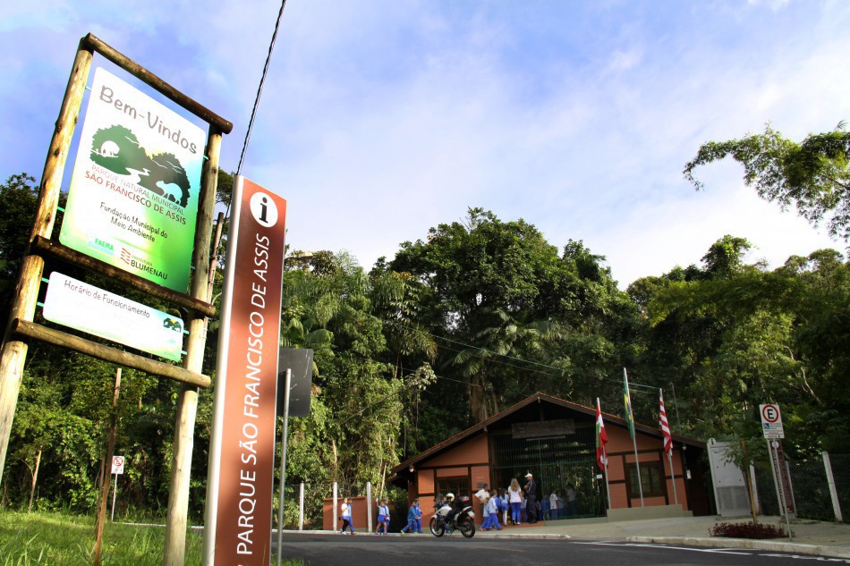 Amor à natureza: casais comemoram o Dia dos Namorados em Caminhada no Parque São Francisco