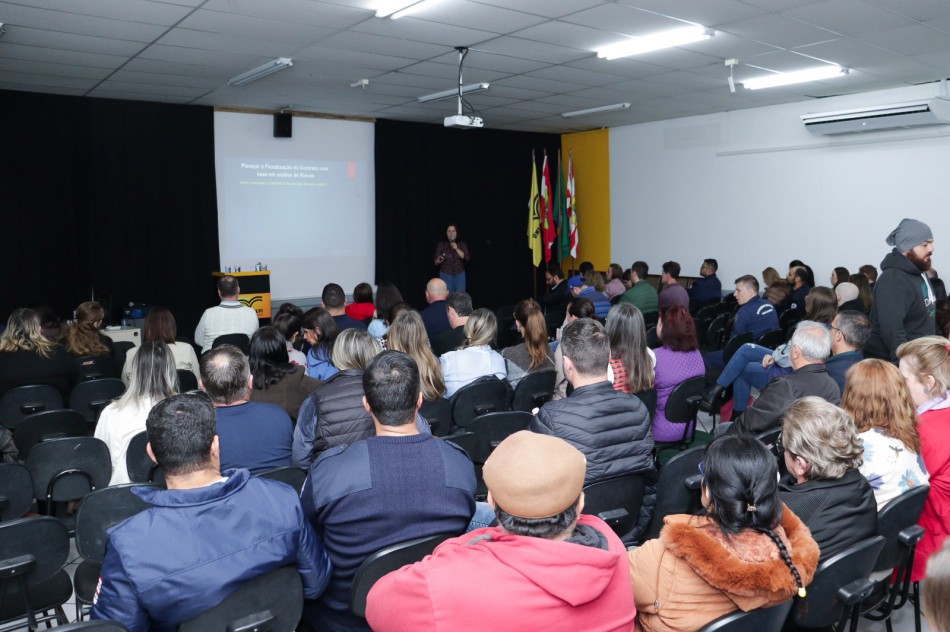 Prefeitura de Blumenau capacita fiscais e gestores para fortalecer a gestão de contratos do município