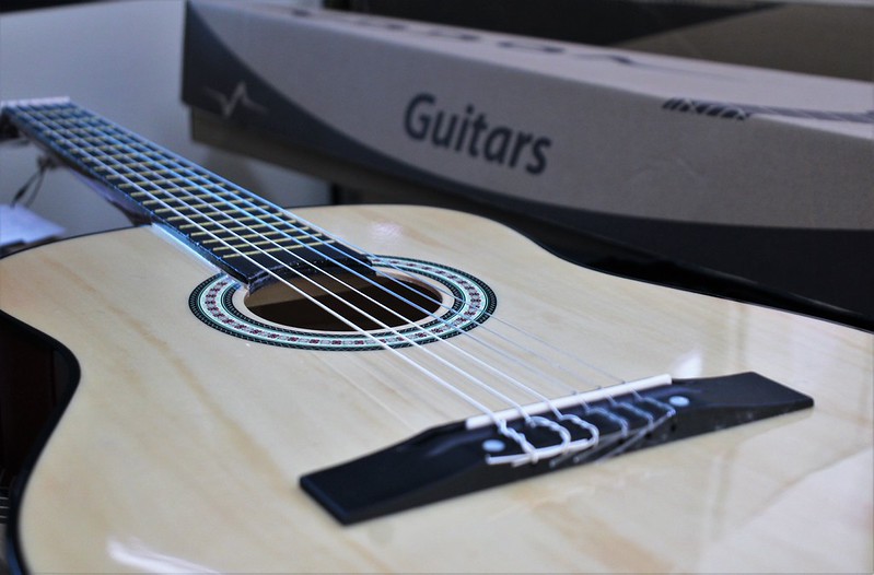 Pró-Família amplia acesso à música com novos instrumentos para oficinas de violão