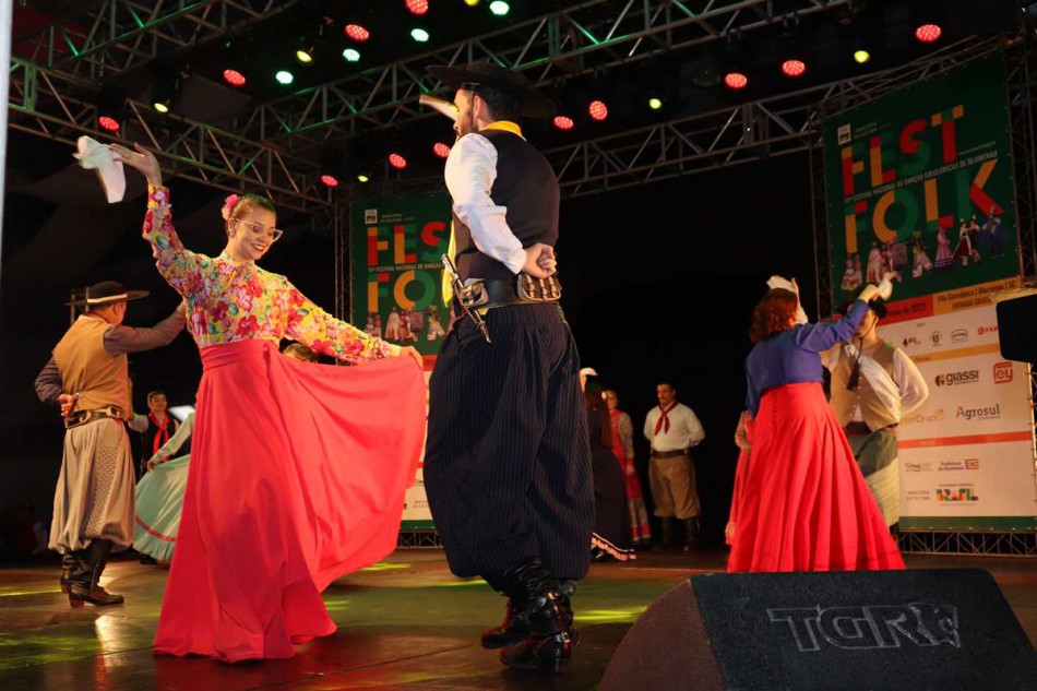 Festival Nacional de Danças Folclóricas começa no dia 30 de abril no Teatro Carlos Gomes