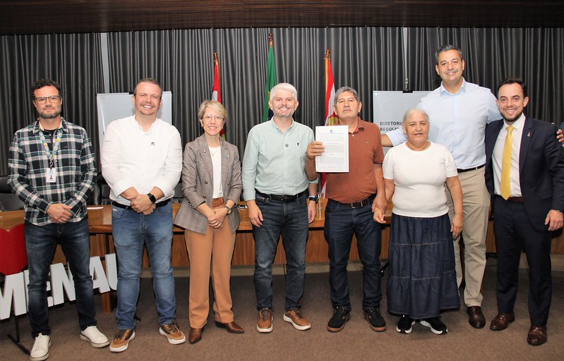 Famílias da Vila Vitória recebem certidão de Regularização Fundiária depois de 30 anos de espera