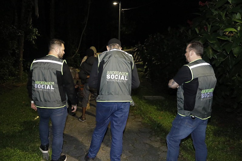 Operação noturna de abordagem social acolhe nove pessoas em Blumenau