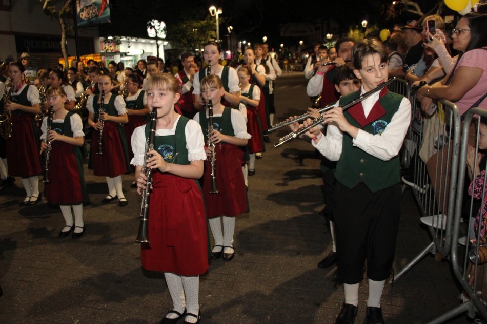 Bandas e fanfarras escolares trazem alegria para os desfiles 40ª Oktoberfest
