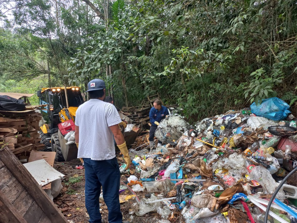 Meia tonelada de entulho é recolhida no 'Dia D' em Blumenau