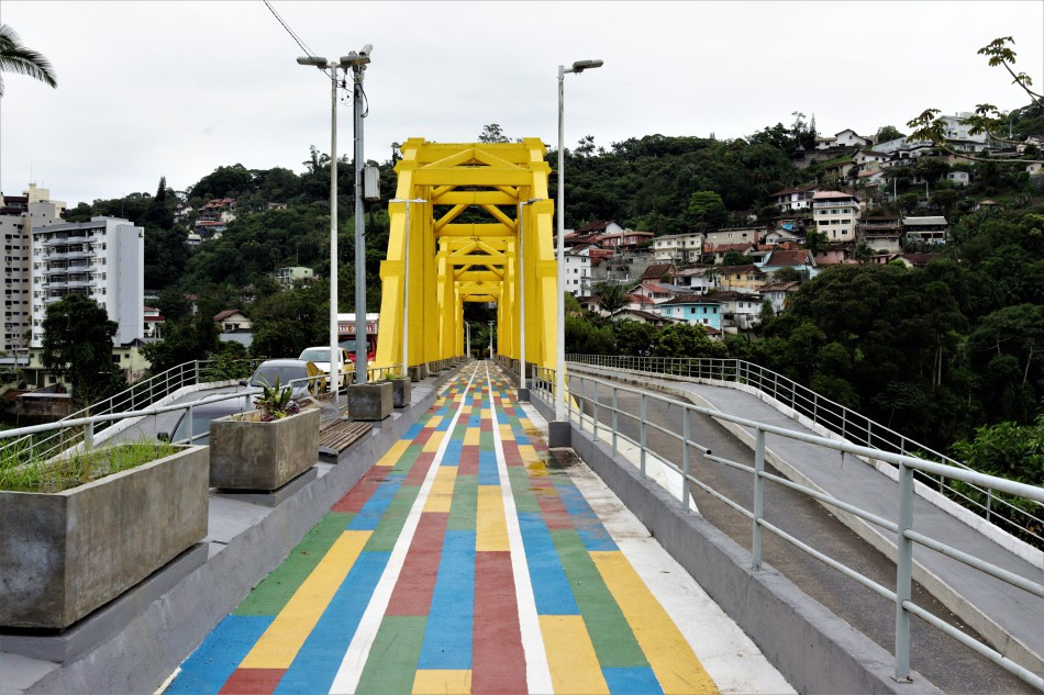 Prefeitura inicia instalação dos novos guarda-corpos na Ponte dos Arcos 